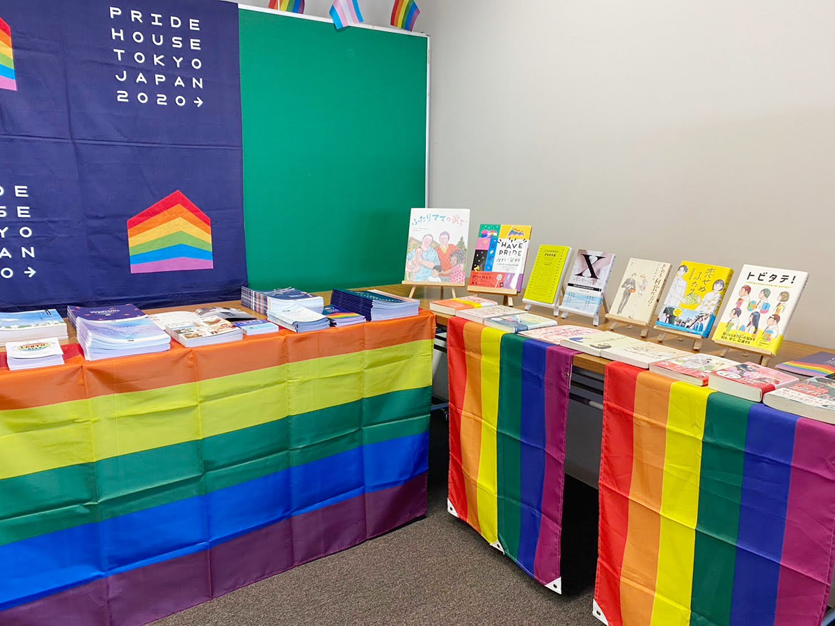 出張レガシーの様子。レレインボーの布で飾られたテーブルの上に、LGBTQ+に関する書籍が並べられている。